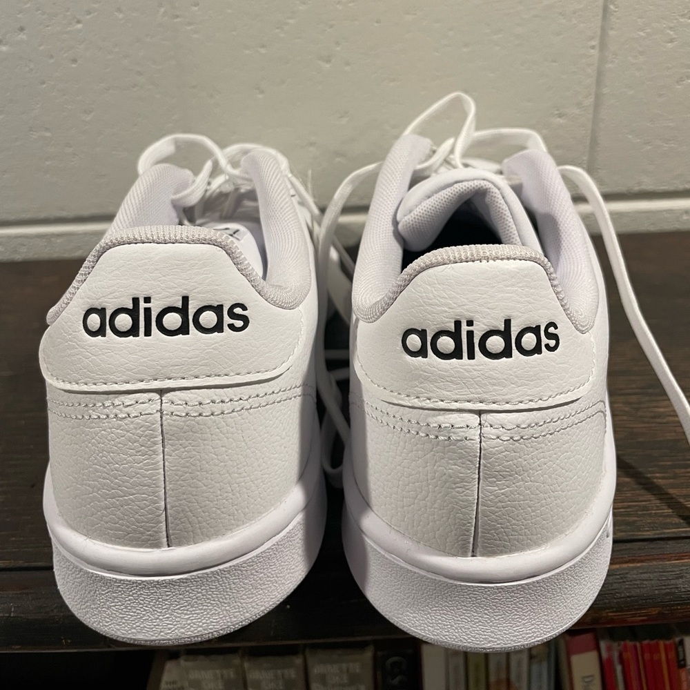 Adidas court tennis shoes size 8/12 NWT